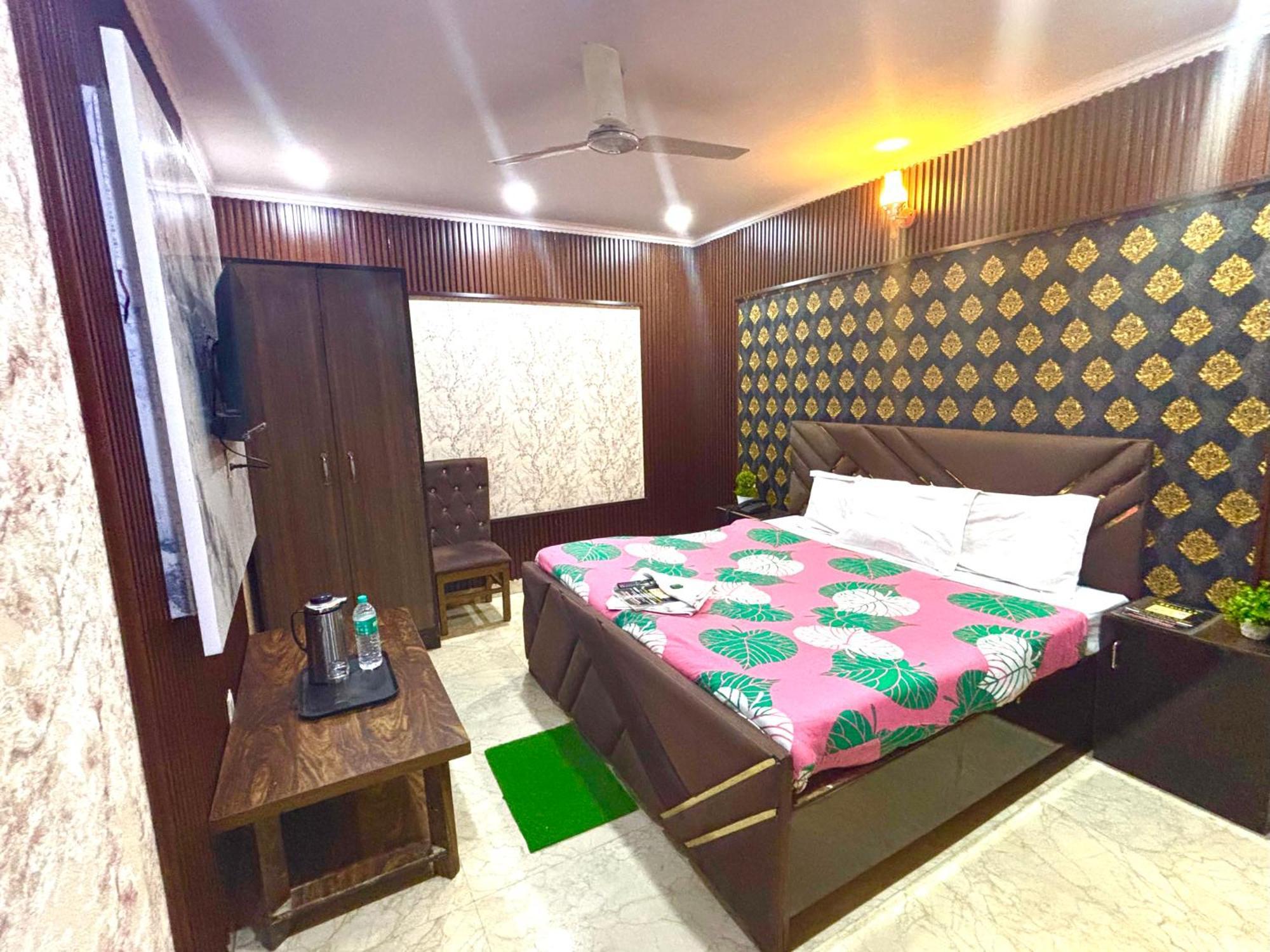 Guest house Jerry -near Nizamuddun Railway Station *